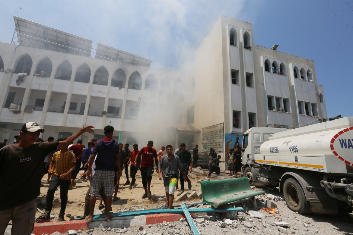 La scuola Khadija di Deir al Balah colpita ieri foto ZumaPress/Omar Ashtawy