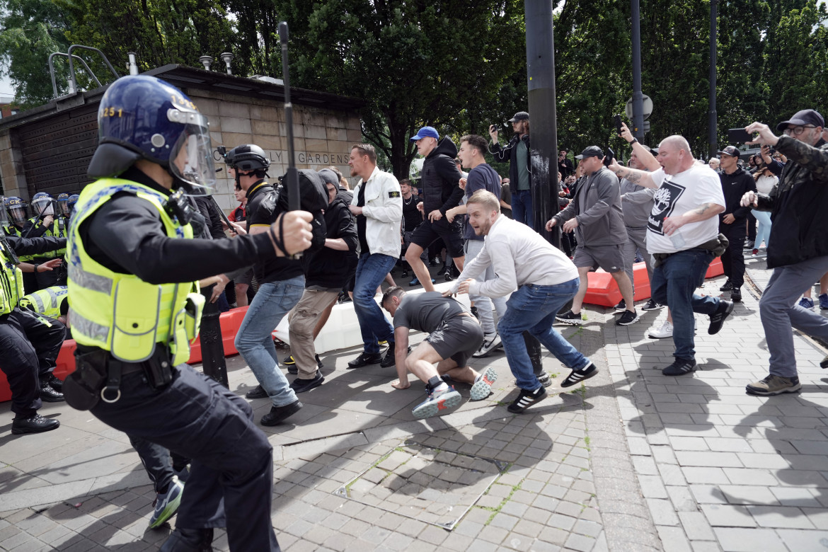 Gb, il pugno di ferro di Starmer contro i riot anti-migranti