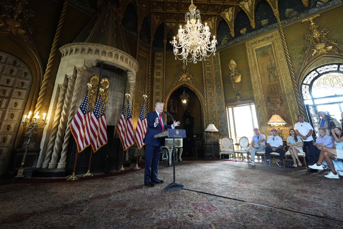 L’ultima conferenza stampa di Donald Trump, giovedì scorso, a Mar-a-Lago foto Ap/Alex Brandon