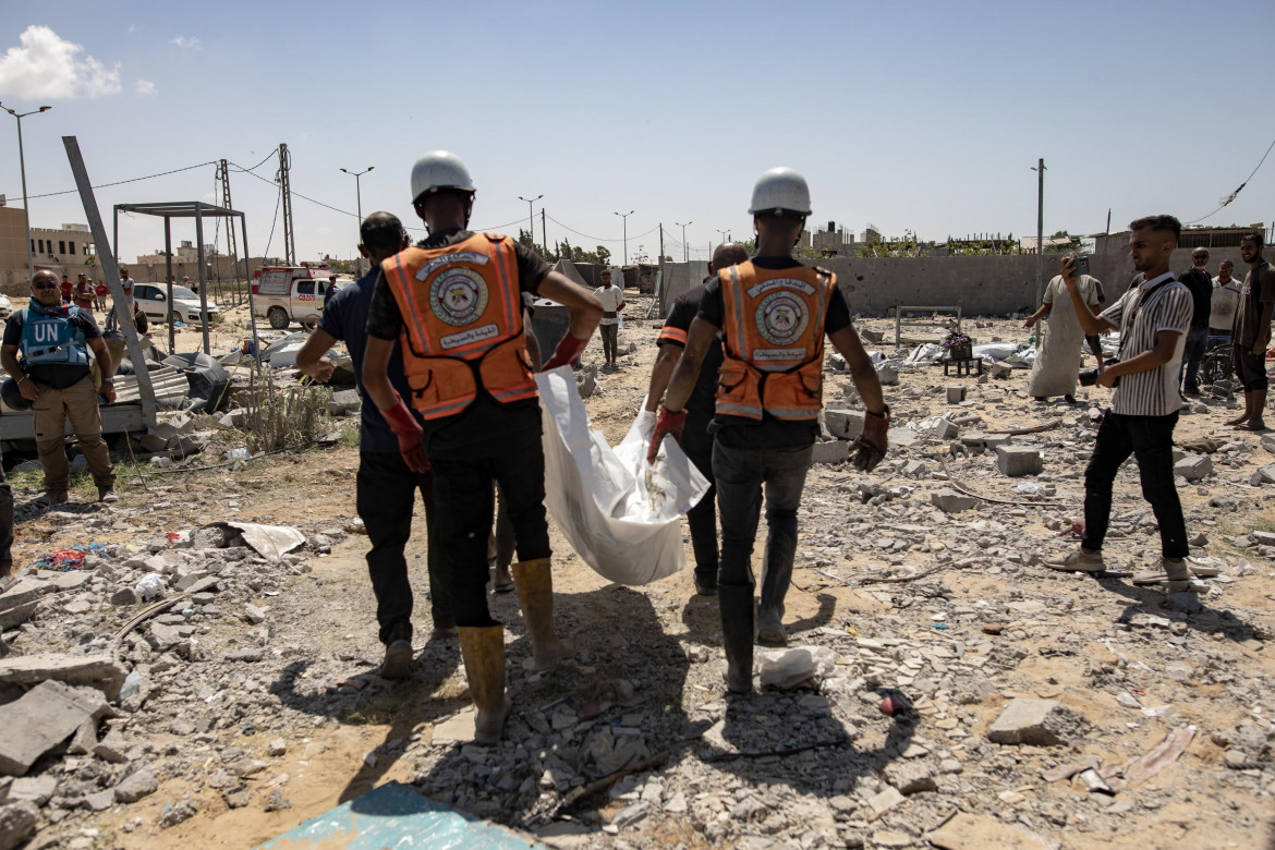 Cadaveri recuperati ad Hamad, Khan Younis, dopo il ritiro dell’esercito israeliano dalla zona foto Ansa/Haitham Imad