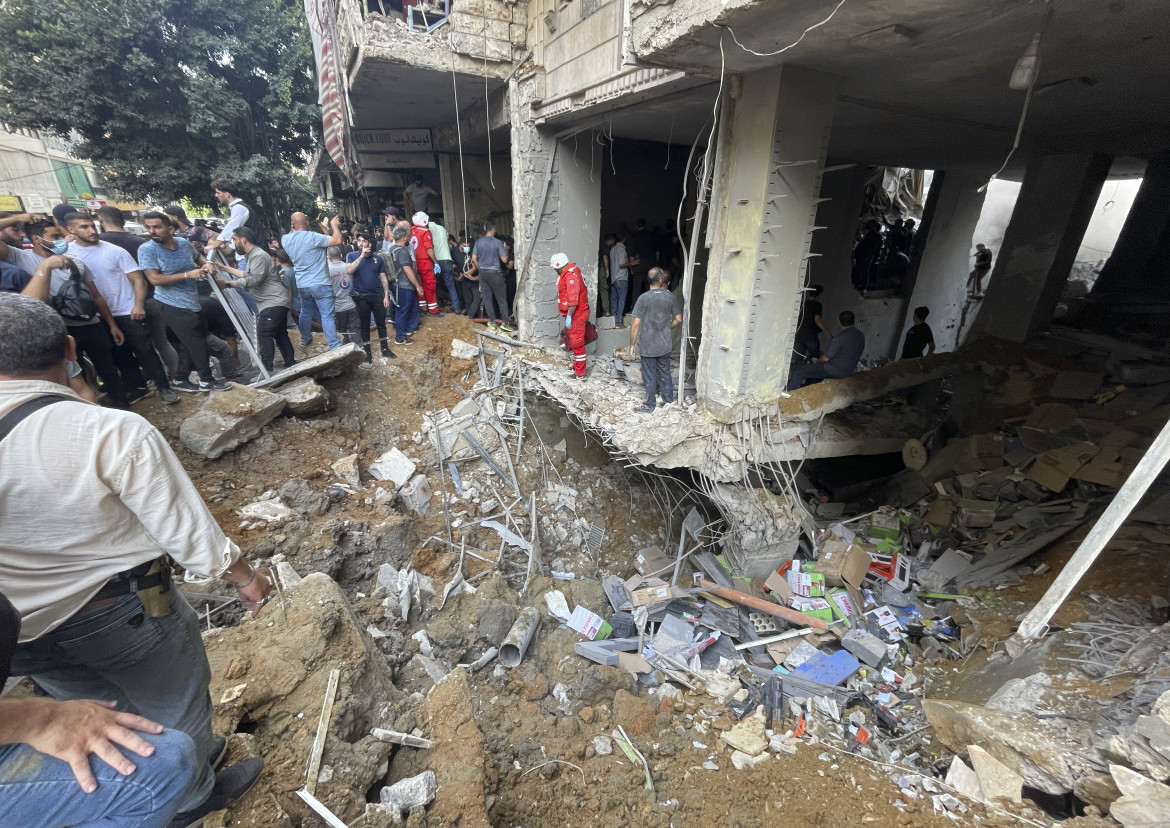 Il cratere nel quartiere della Dahiyeh, a Beirut