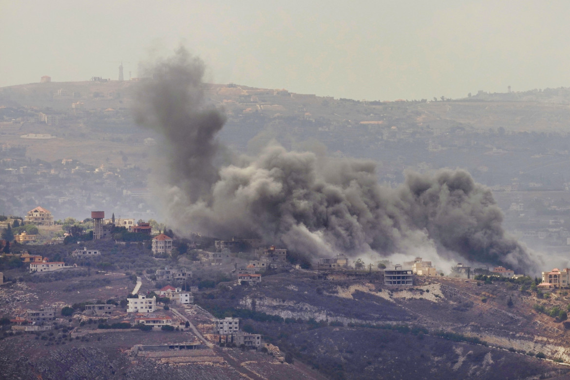 Le colonne di fumo provocate dai bombardamenti israeliani su un villaggio libanese nel distretto di Nabatiyeh, a sud foto Ap/Hussein Malla