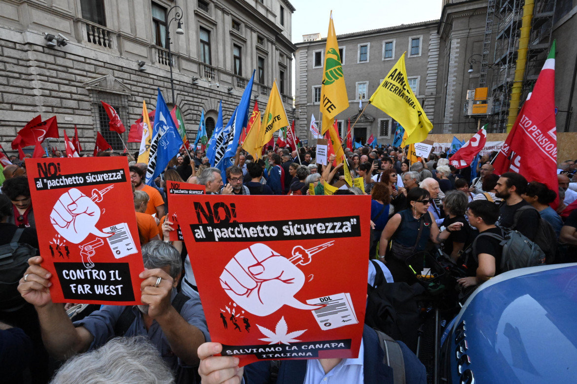 Roma, un momento della manifestazione indetta da Cgil e Uil contro il ddl Sicurezza, foto di Maurizio Brambatti /Ansa