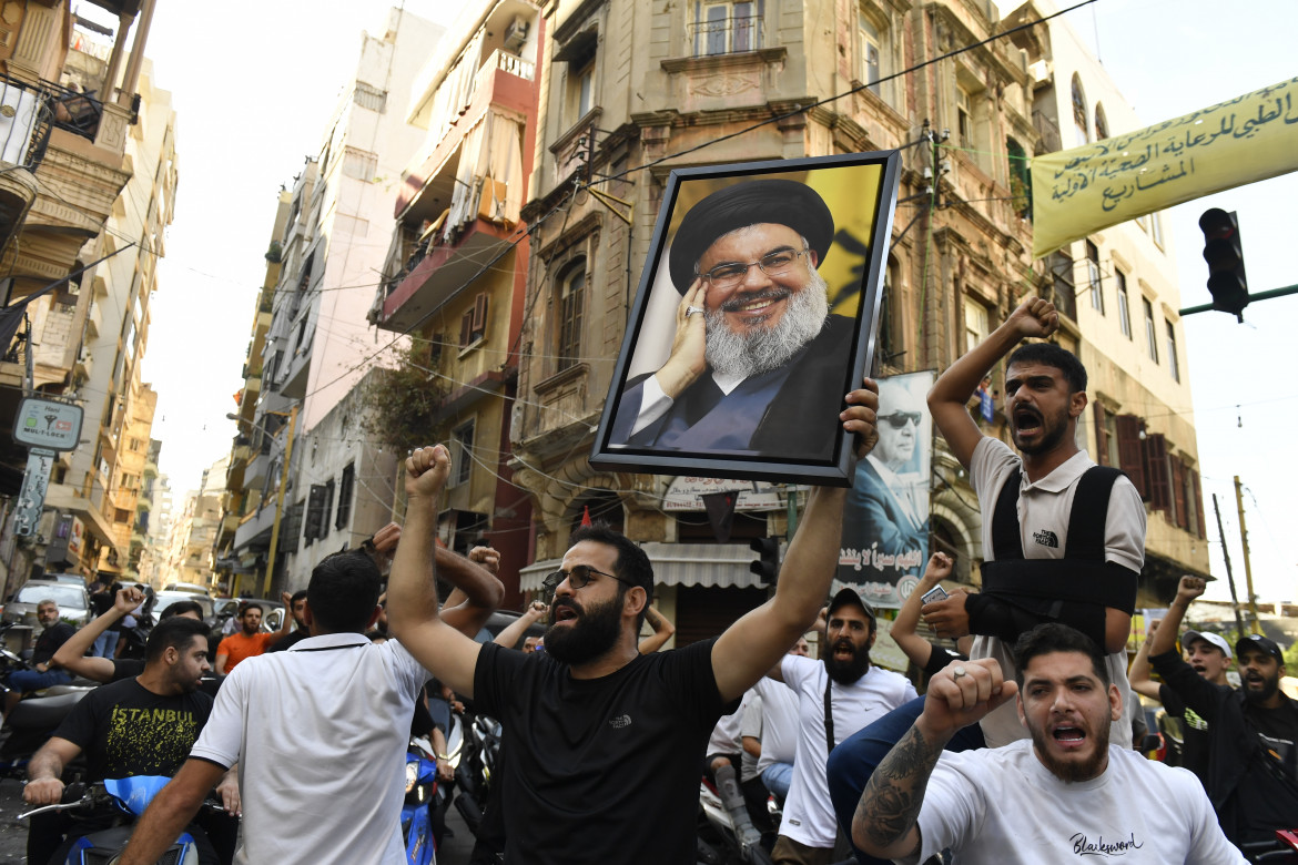 Il ritratto di Hassan Nasrallah ieri nelle strade di Beirut foto Houssam Shbaro/Anadolu via Getty Images