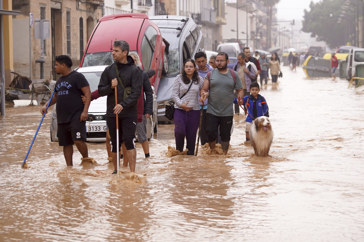 Alluvionati per le strade di Valencia - foto LaPresse